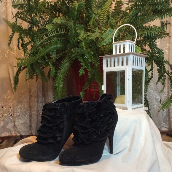 SHOES... - Picture 8 of 11